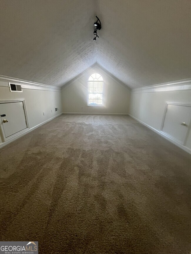 Building Photo - 530 Oxford Ridge