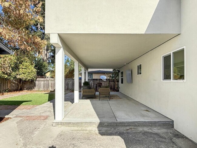 Building Photo - 2229 Pulgas Ave