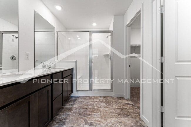 Building Photo - Charming Townhouse with Washer/Dryer and Garage