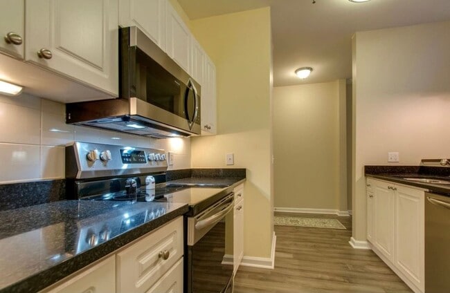 Building Photo - 2025 Woodmont Blvd