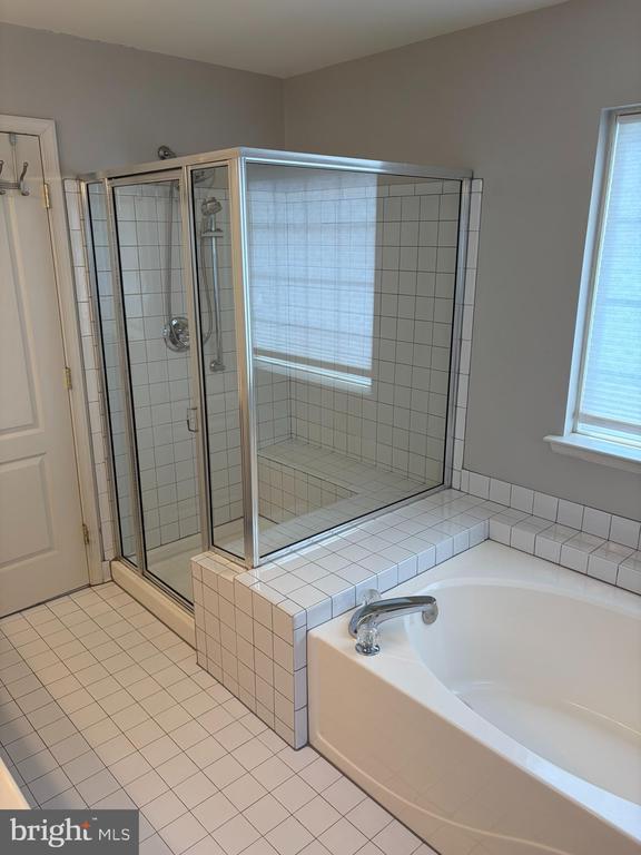 Building Photo - 506 Summervale Ct