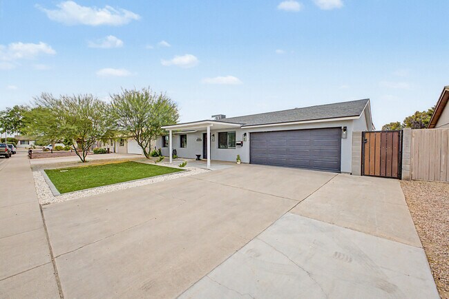 Building Photo - 3701 E Ludlow Dr