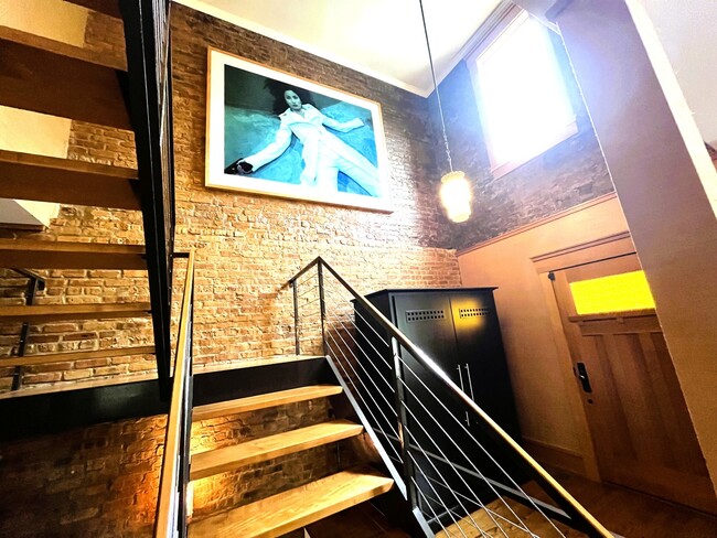 Building Photo - 3822 N Claremont Ave
