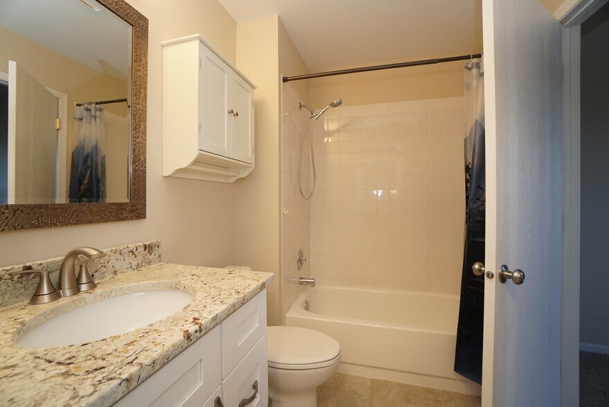 Full Bath - 86 Bradford Ln