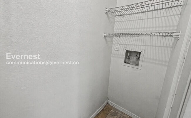 Building Photo - 3 Bed, 2 Bath Home with Fenced Yard & Garage / Pet-Friendly / Available Now!