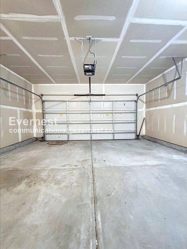 Building Photo - 160 Cherry Birch St