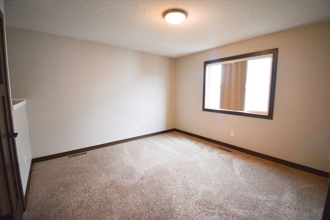 Building Photo - 4 bed 2 bed Home For Rent NOW Near Gibbs a...