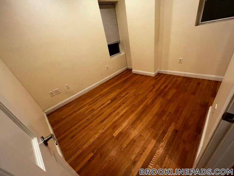 Building Photo - 1801 Beacon St