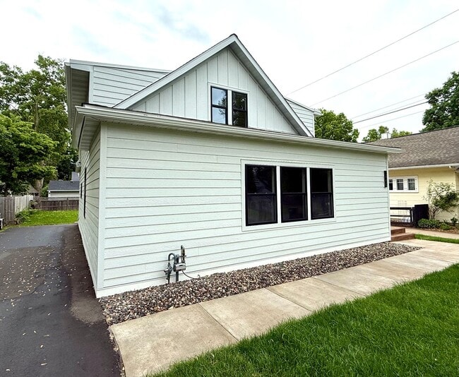 Building Photo - Stunning 3BR/3BA Orono Home Available 8/15. Walk to Lake Minnetonka!