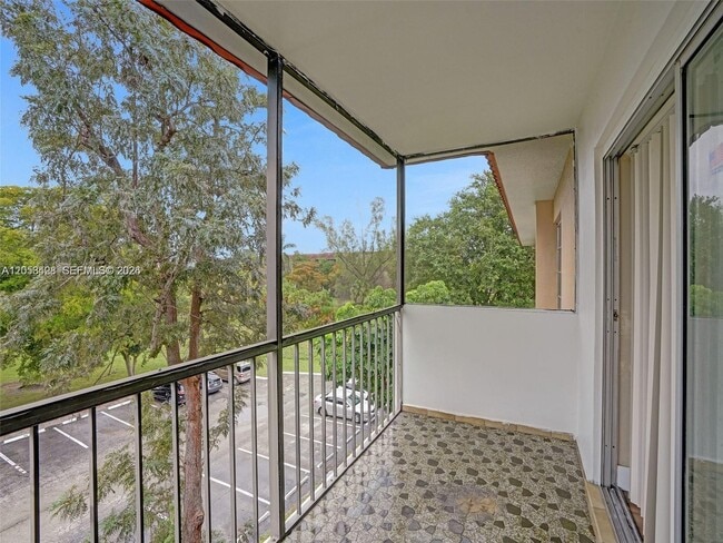 Building Photo - 4166 Inverrary Dr