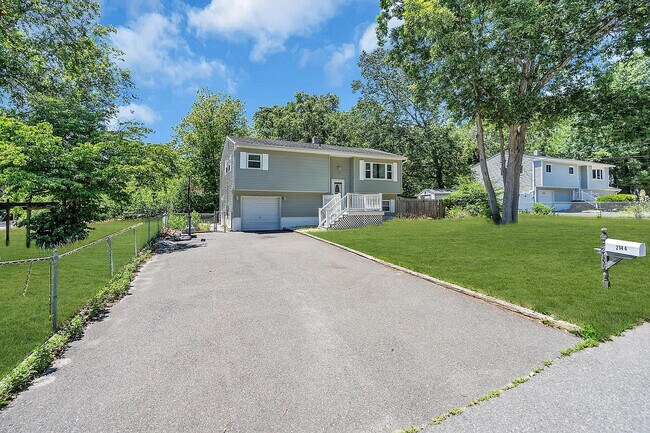 Building Photo - 2144 Dover Pines Ave