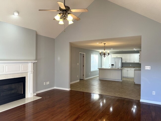 Building Photo - Absolutely Adorable Home Near Lake Joy Elementary