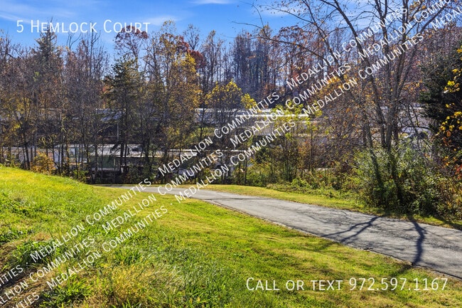 Building Photo - 5 Hemlock Ct