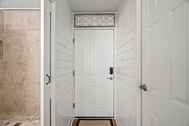 Building Photo - 8817 S Thomas Dr