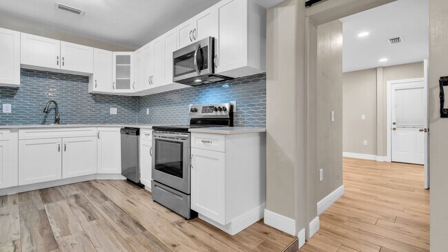 Building Photo - Spacious remodeled South Tampa 4BR/3BA hom...