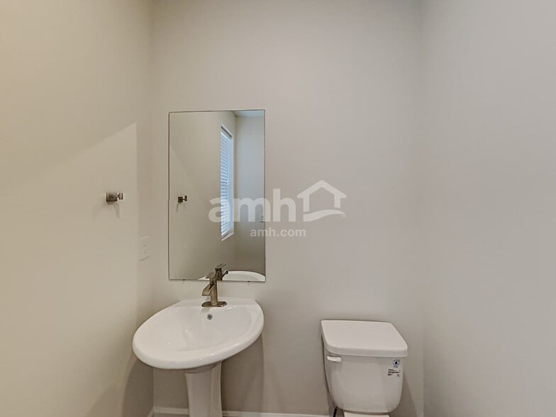 Building Photo - 2431 E Frontier St