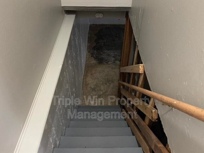 Building Photo - 220 Falcon Dr