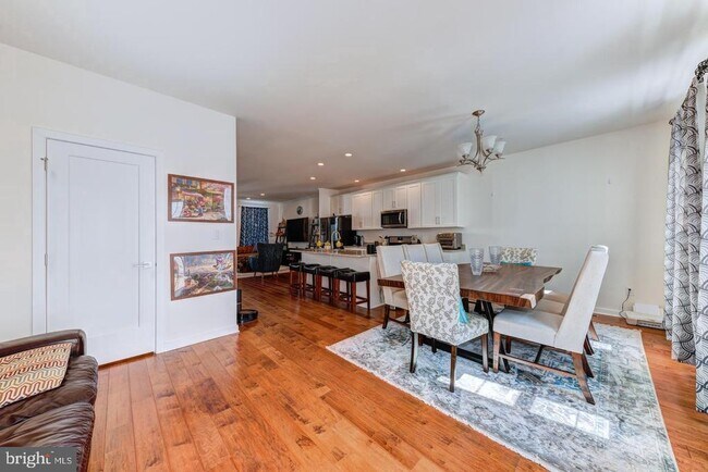 Building Photo - 10 Manchester Dr