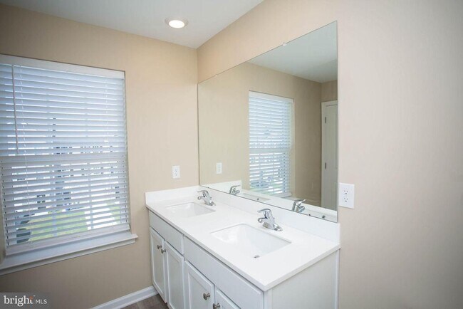 Building Photo - 239 Macoun Way