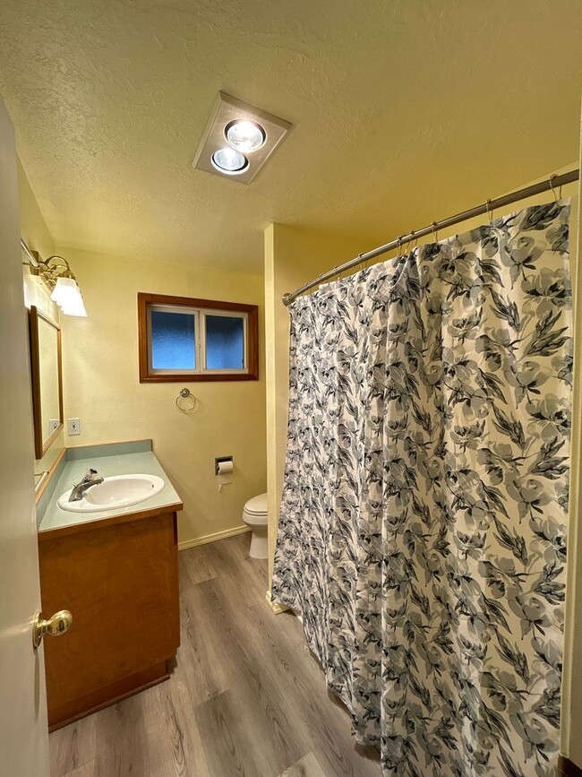 Building Photo - 3 Bedroom / 2 Bathroom in Bend's Orchard D...
