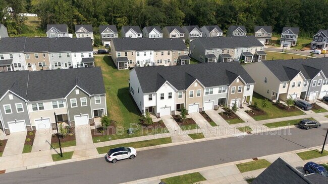 Building Photo - 5811 Woodlawn Dr