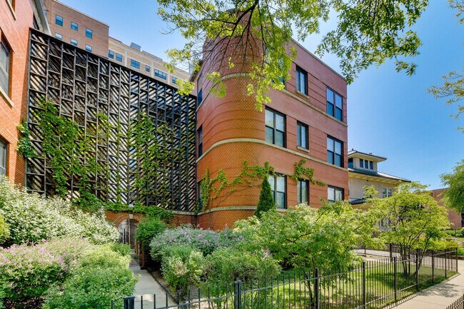 Building Photo - 7425 N Sheridan Rd