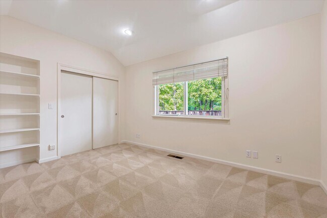 Building Photo - 954 Russell Ave