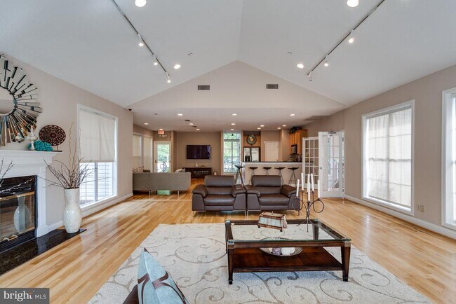 Building Photo - 1535 Lincoln Way