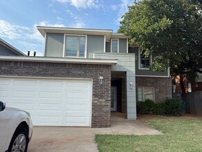 Building Photo - Amazing 3 bed 2 bath duplex near NW 122nd St