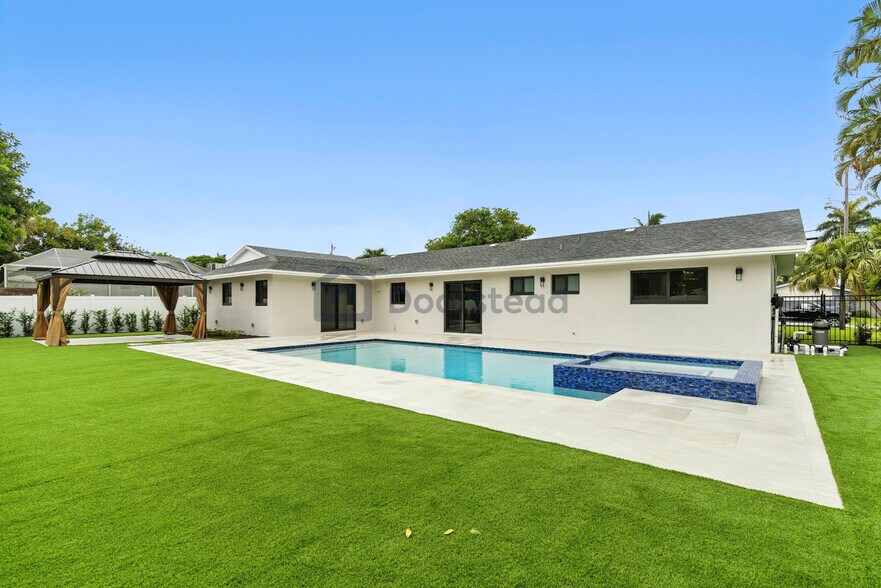Building Photo - 6886 Tradewind Way
