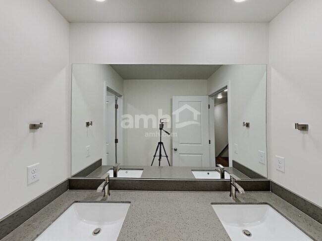 Building Photo - 2683 3340 South St