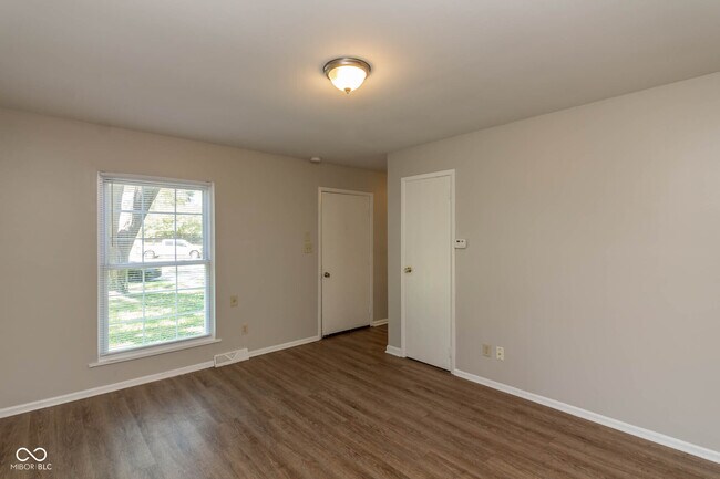 Building Photo - 9 Greenbriar Ln
