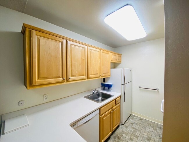 Building Photo - Nice Upper Unit in the Desired Station West!