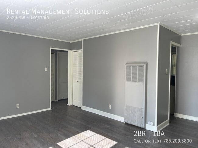 Building Photo - *RECENTLY UPDATED* 2529 SW Sunset Rd- 2 BE...
