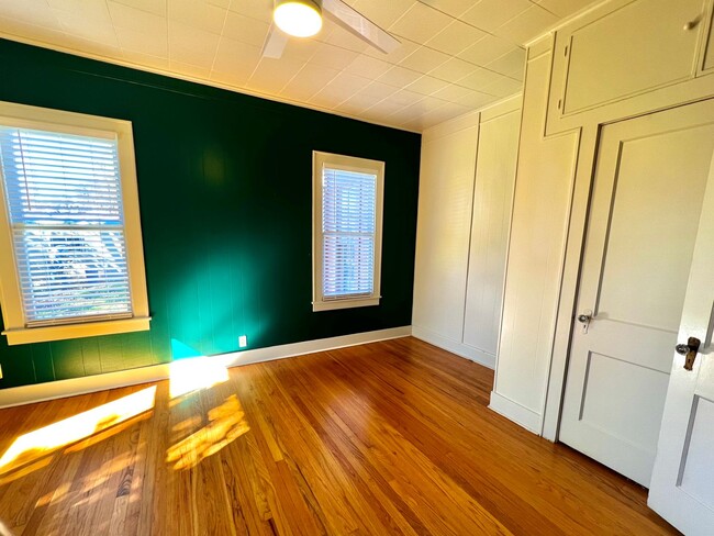 Building Photo - Charming 1940s Bungalow