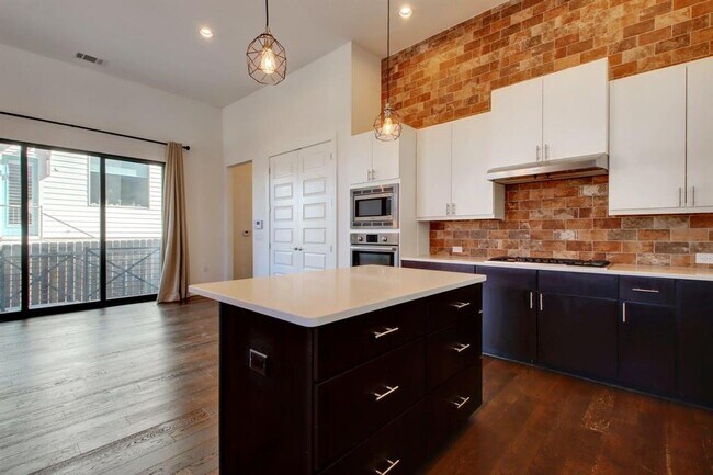 Building Photo - 6133 Seville Dr
