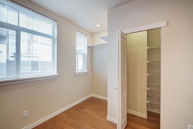 Building Photo - 2Bd/1.75Ba Issaquah Townhouse