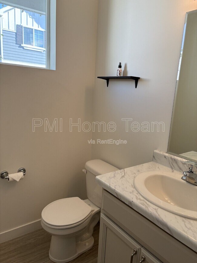 Building Photo - 1546 W Parkview Dr