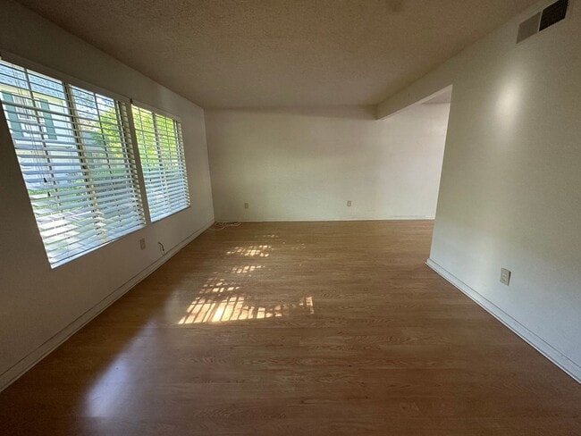 Building Photo - Three Bedroom Townhome Near River Access