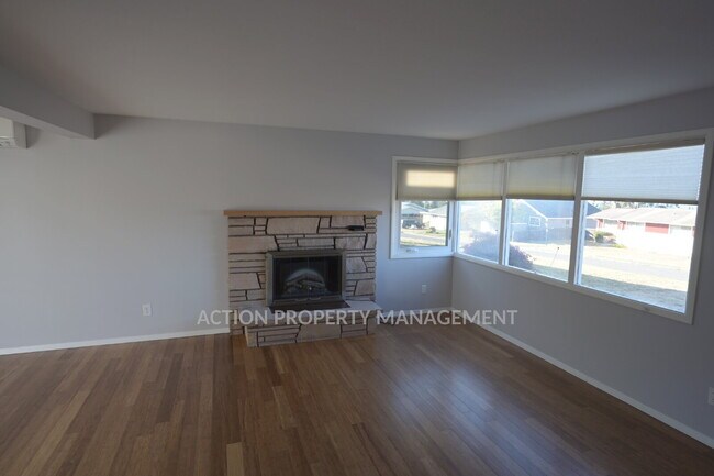 Building Photo - 4 bed 2 bath home in Port Angeles