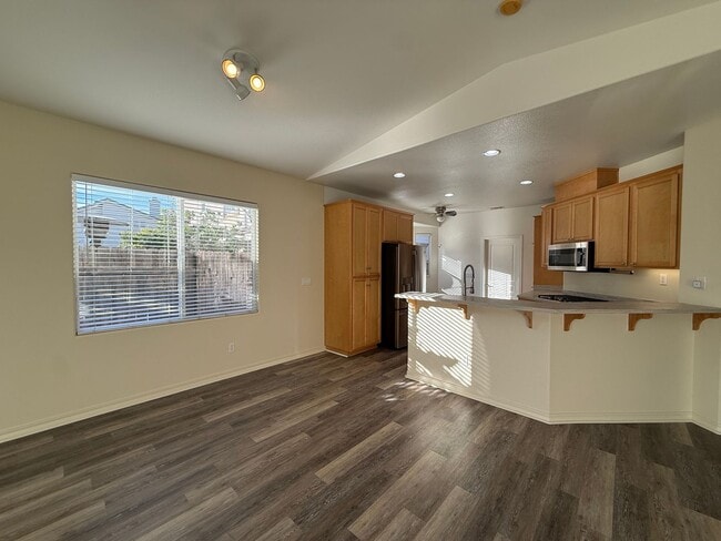 Building Photo - Beautiful Bradley Square Single Story Home With Easy Access to Shopping/101 Frwy