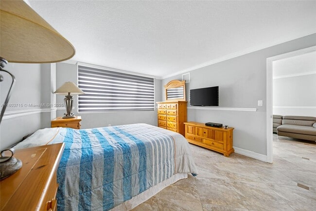 Building Photo - 6917 Collins Ave