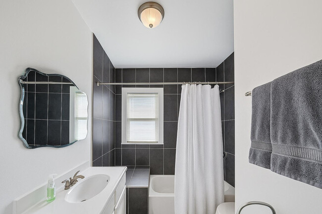 Building Photo - 607 E Euclid St