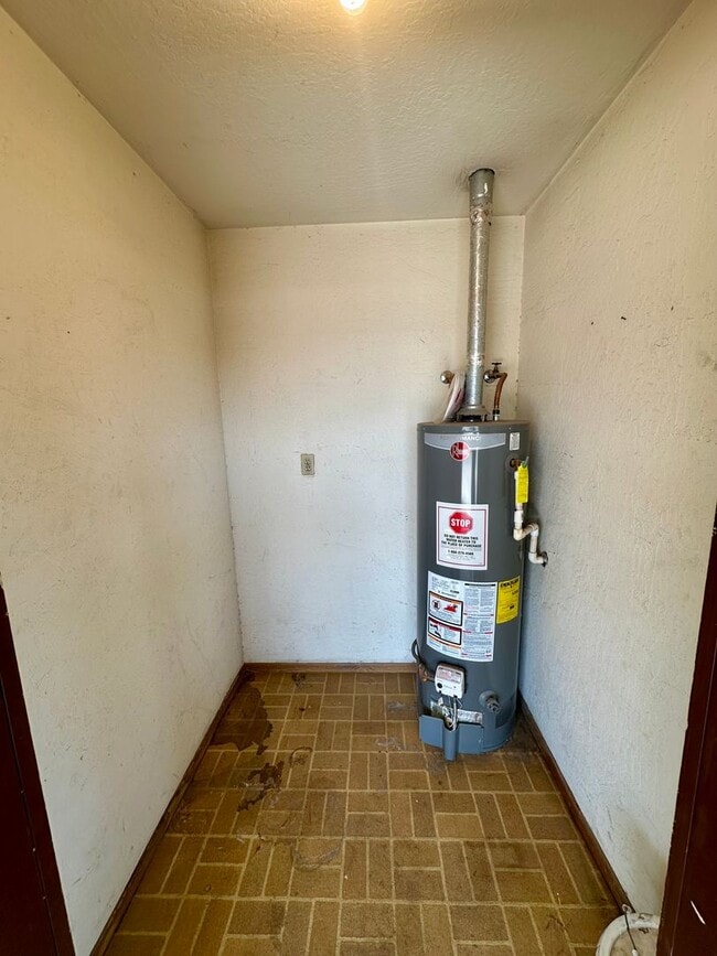 Building Photo - Cute 2 bedroom, 2 bathroom home with firep...