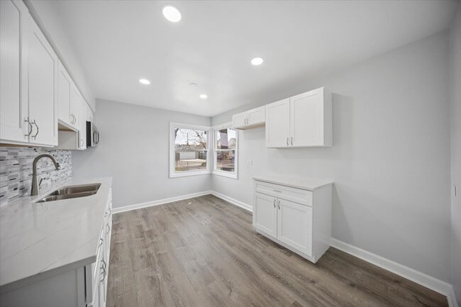 Building Photo - 7732 S Springfield Ave