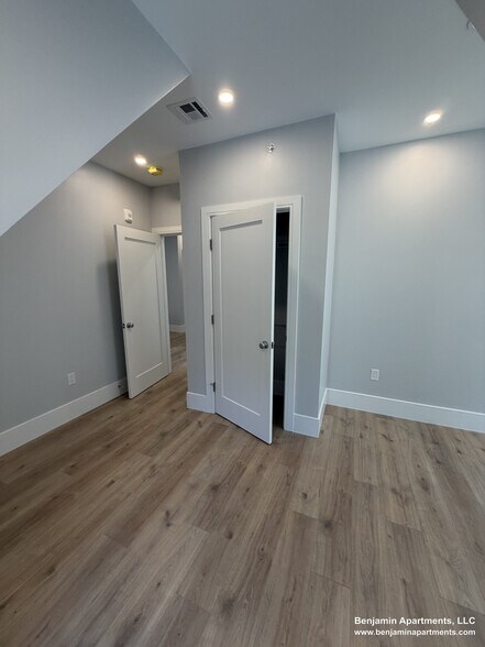 Building Photo - 124 Kenrick St