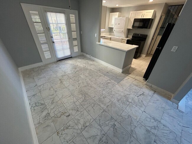 Building Photo - SPACIOUS 2 BEDROOM TOWNHOME IN LAS VEGAS COUNTRY CLUB