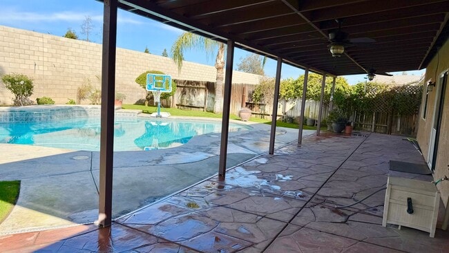 Building Photo - STUNNING POOL HOME IN SOUTHWEST BAKERSFIELD
