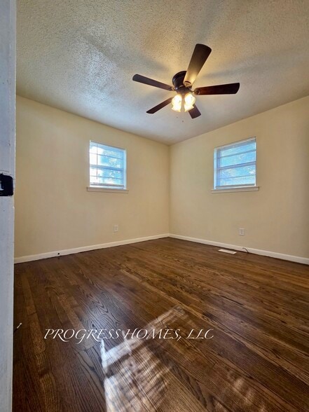 Building Photo - 327 Larkwood Dr SW