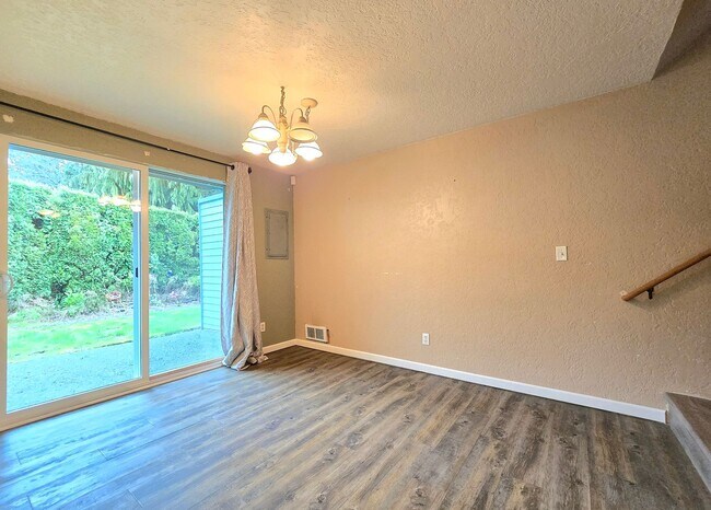 Building Photo - 2 Bedroom Home Available Now in Everett